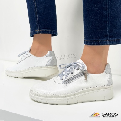 Ténis brancos em pele com detalhes prateados e fecho lateral