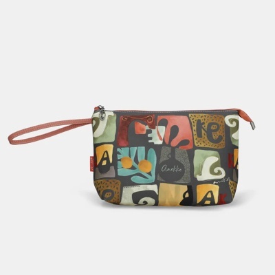 Bolsa tipo necessaire multicolorida com padrão abstrato e fecho castanho