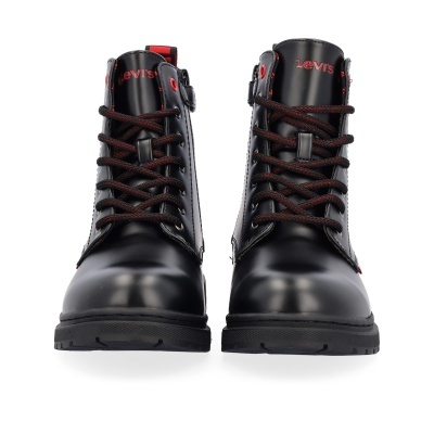 Botas pretas da Levis com atacadores pretos e vermelhos em fundo branco