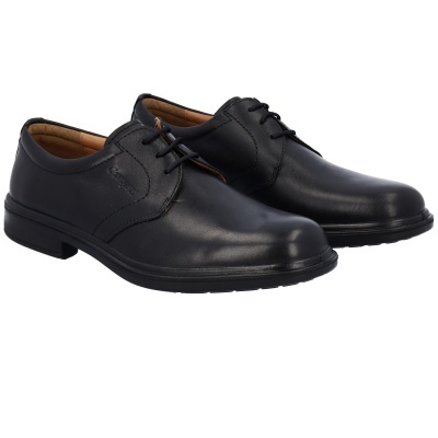 Sapatos pretos de pele com atacadores pretos