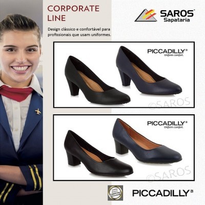 Saltos médios em couro preto e azul escuro da marca PICCADILLY ao lado de mulher com uniforme de aeromoça azul.