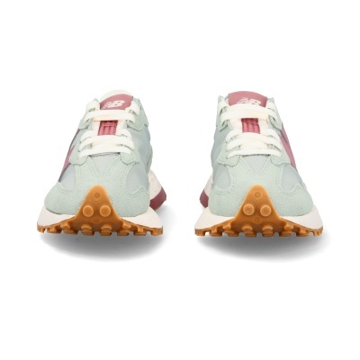 Sapatilhas New Balance rosa e cinza com sola laranja e atacadores brancos