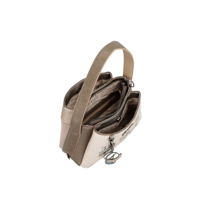 Mala de mão bege e castanha com vários compartimentos e pendente metálico