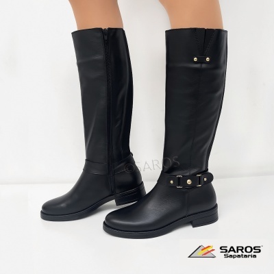 Botas altas pretas em couro sintético com fecho lateral e fivela