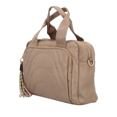 Bolsa bege em tecido com fechos dourados e cordão colorido