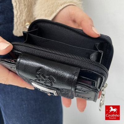 Carteira preta de pele Cavalinho com fecho e compartimentos internos