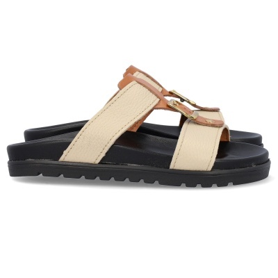 Chinelos de pele bege com sola preta e fivela dourada.