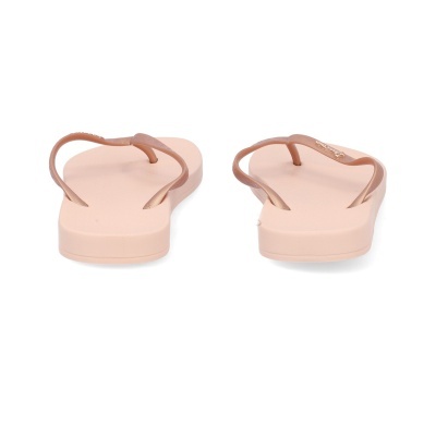 Chinelos de borracha creme com tira castanho claro em fundo branco