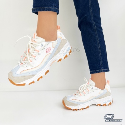 Ténis Skechers brancos com detalhes em cinza e salmão usados com calças de ganga azul