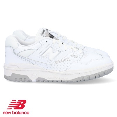 Ténis New Balance 550 branco em couro com sola cinza e logo destacado