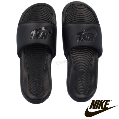 Chinelos desportivos pretos Nike com logotipo em relevo nas tiras