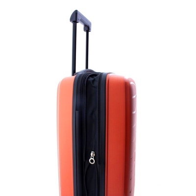 Mala de viagem rígida laranja com alça extensível preta.