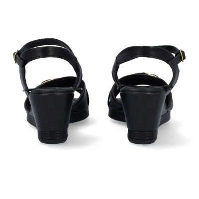 Sandálias pretas com salto médio e tiras ajustáveis