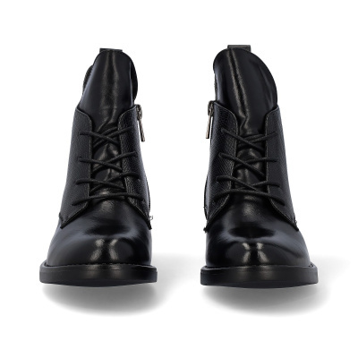 botins pretos com atacadores e fecho lateral
