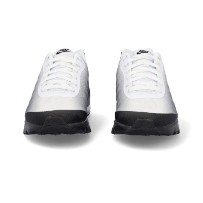 Sapatilhas Nike em branco e preto com atacadores brancos