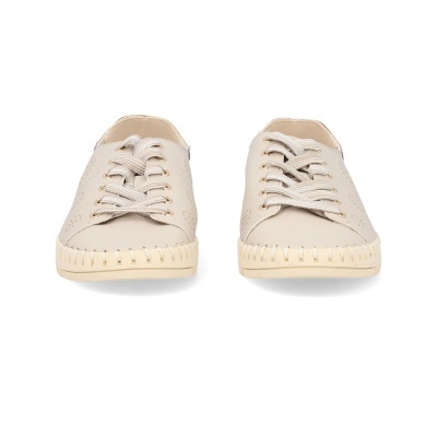 Sapatos tipo ténis em couro bege claro com atacadores brancos e sola cremosa