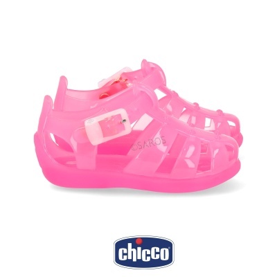 Sandálias de criança em plástico rosa translúcido com fecho ajustável e sola plana