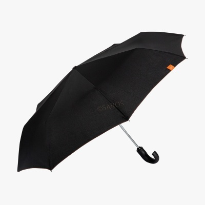 Guarda-chuva preto com cabo curvado e etiqueta laranja