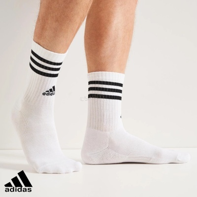 Meias brancas Adidas com três riscas pretas na parte superior