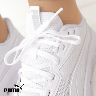 Ténis desportivos brancos PUMA com atacadores e detalhes em malha