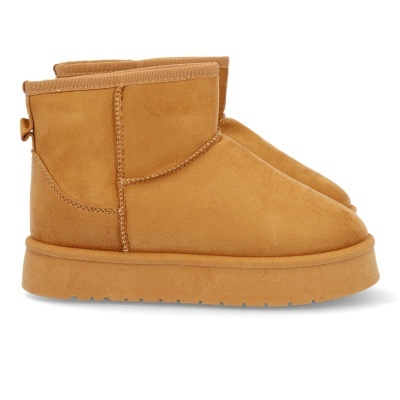 Botas de camurça castanhas com sola grossa e costuras visíveis