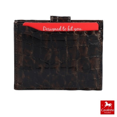 Carteira preta em pele com textura crocodilo e separadores vermelhos.