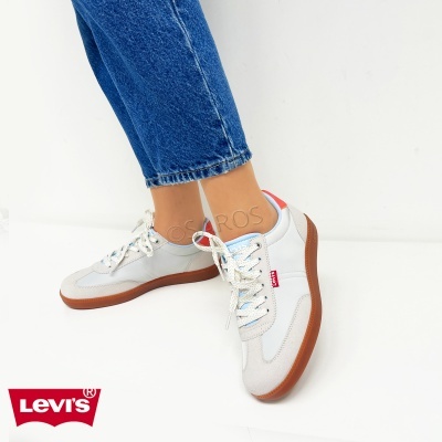 Ténis Levi's brancos com sola castanha e etiqueta vermelha lateral