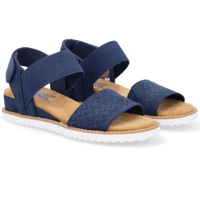 Sandálias azuis com tiras largas e sola branca