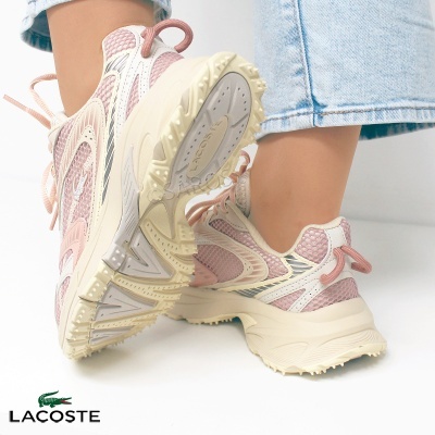 Ténis Lacoste creme e rosa com solado robusto antiderrapante