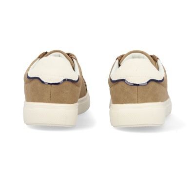 Sapatilhas castanhas com detalhe branco e borda azul vistas de trás