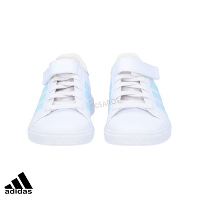 Ténis adidas brancos com riscas azul claro e fecho de velcro
