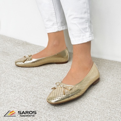 Sapatilhas douradas perfuradas com laço decorativo