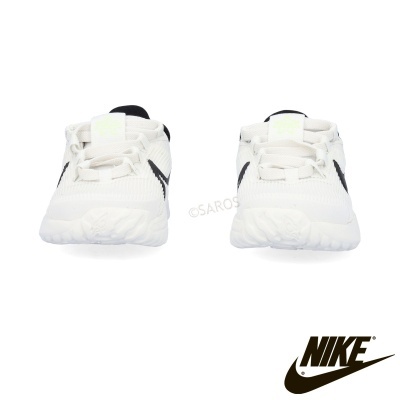 Sapatilhas desportivas Nike brancas com detalhes pretos vistas de frente