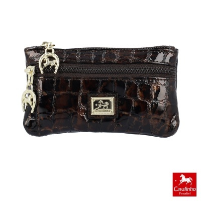 Carteira de couro castanho com padrão crocodilo e fechos metálicos prateados