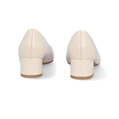 Sapatos de salto médio beige espelho vistos por trás