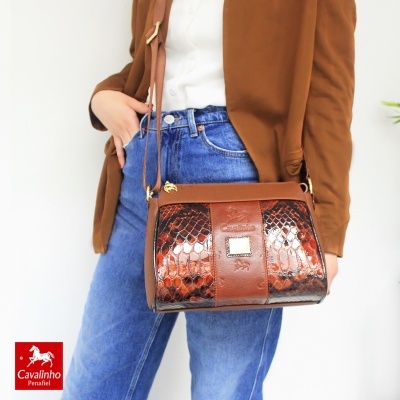 Mala transversal em pele castanha com padrão de couro de réptil e alça ajustável