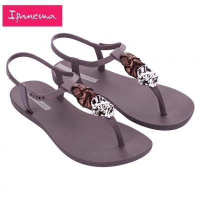 Sandálias de dedo castanhas com flores decorativas, marca Ipanema