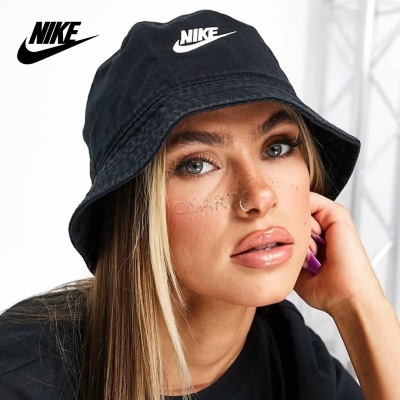 Chapêu tipo balde preto com logótipo branco nike em modelo