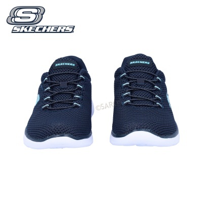Par de sapatilhas Skechers azul escuro com sola branca e atacadores azuis claros