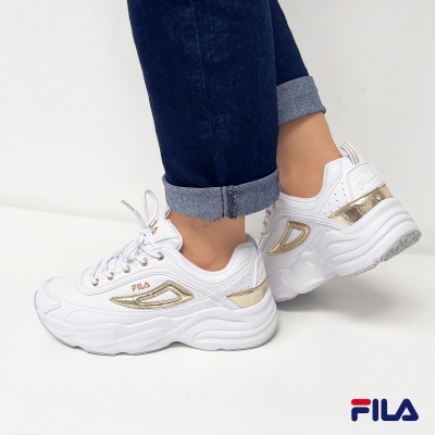 Ténis desportivos brancos FILA com detalhes dourados