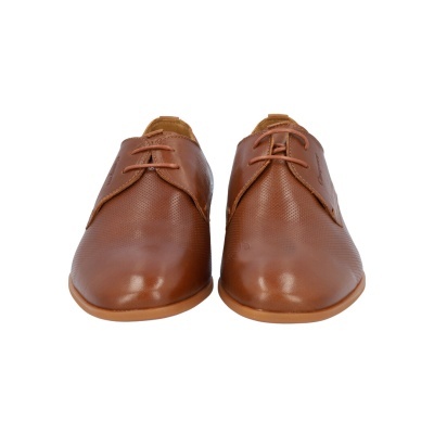 Sapatos de homem em couro castanho claro com atacadores sobre fundo branco