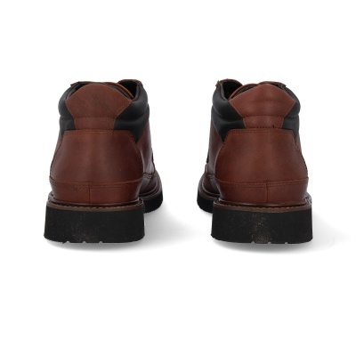 Par de botas masculinas em pele castanha e preta vista de trás