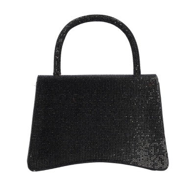 Mala de mão preta brilhante com alça única curvada