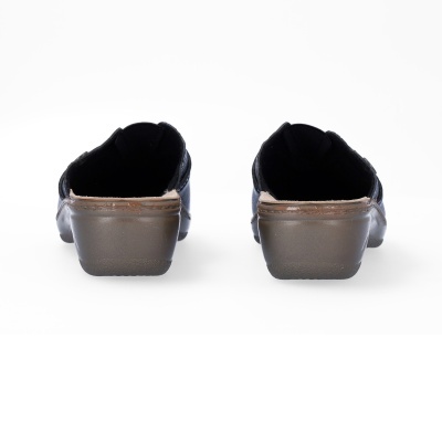 Sapatos pretos tipo mocassim vistos de trás