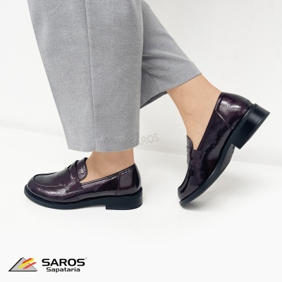 Sapatos mocassim em verniz vinho escuro com sola preta