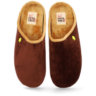 Chinelos castanhos felpudos com etiqueta hot POTATOES! no interior.