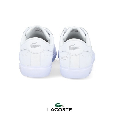 Ténis brancos Lacoste vistos de trás com logo de crocodilo