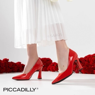 Sapatos de salto alto vermelhos brilhantes da marca PICCADILLY com saia branca plissada e flores vermelhas no fundo