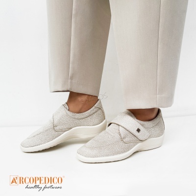 Sapatos Arcopedico bege com velcro e padrão texturizado
