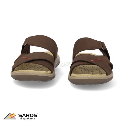 Sandálias castanhas com tiras cruzadas e sola bege